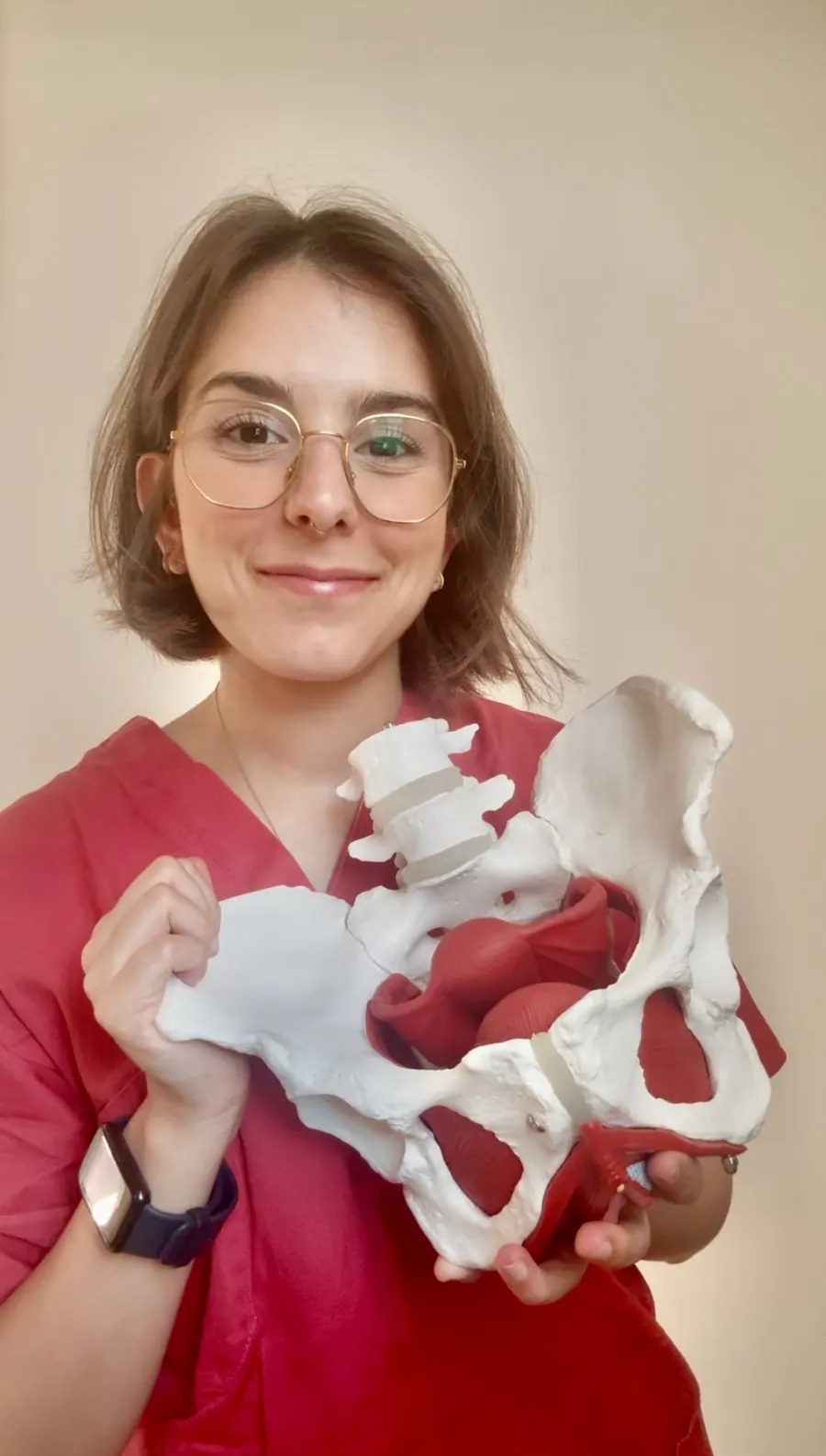 Giulia Massaro, fisioterapista a Torino, mostra un modello anatomico del bacino